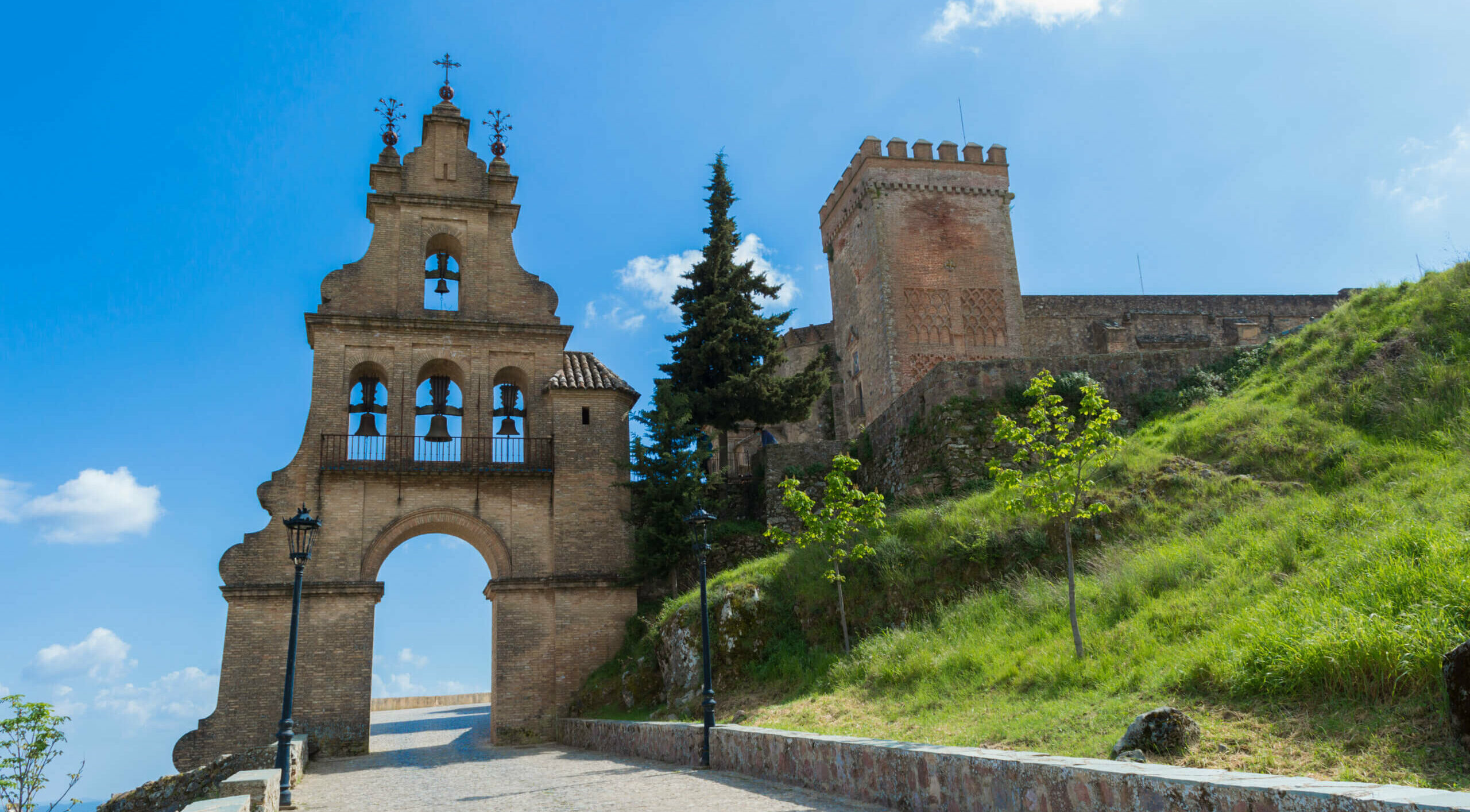 Entrada lateral al recinto del Castillo de Aracena, imagen de la portada de entrada.