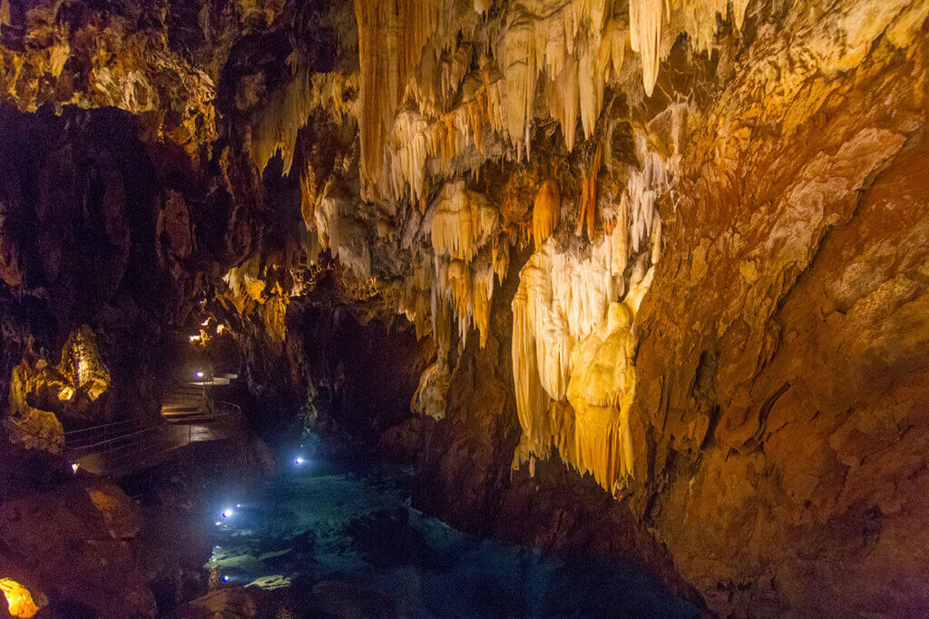 Imagen de una de las cámaras de las cuevas conocidas con la Gruta de las Maravillas en Aracena, Huelva, Andalucia, España